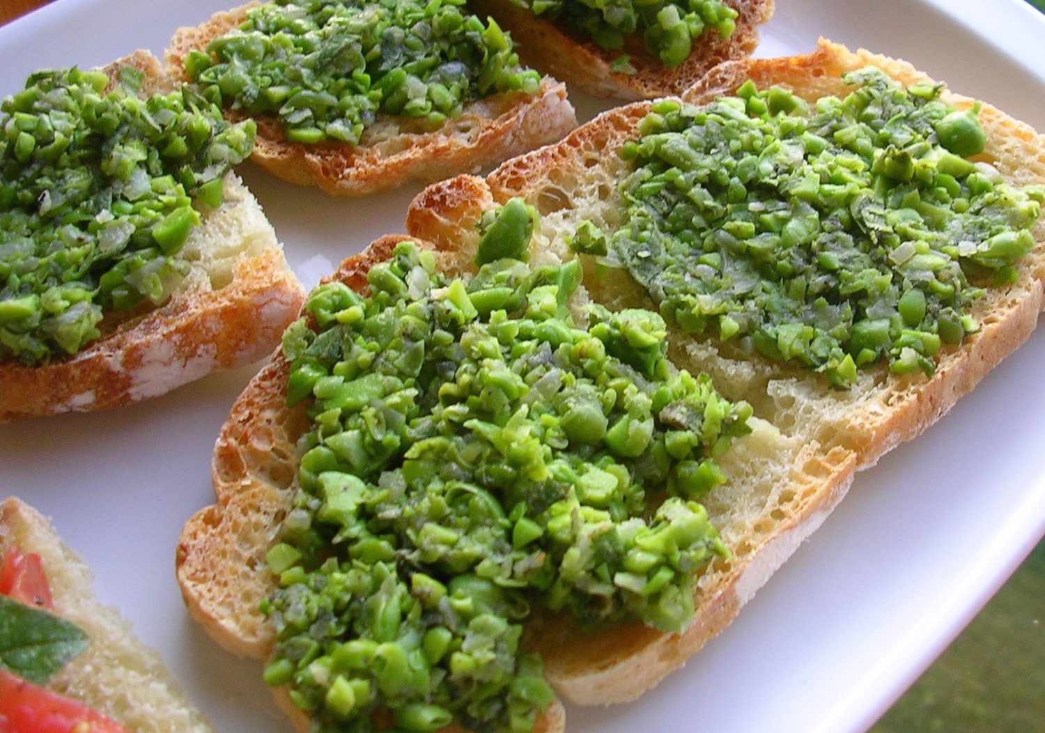 Bruschetta với đậu và bạc hà