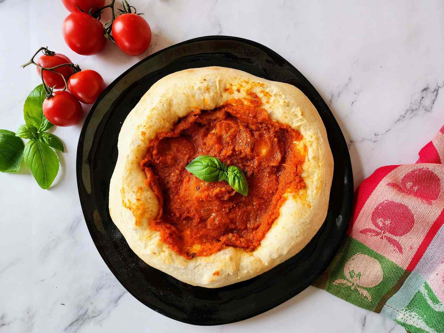 Nước sốt pizza với cà chua tươi