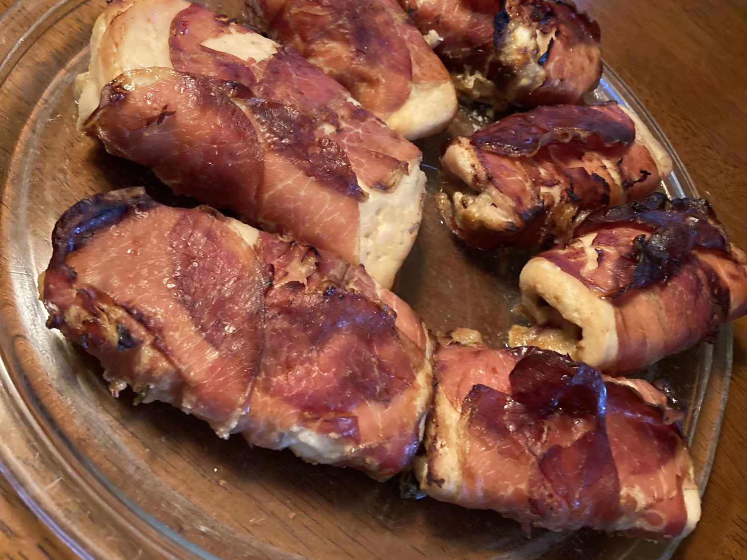 Gà được bao bọc prosciutto với quả sung và phô mai dê