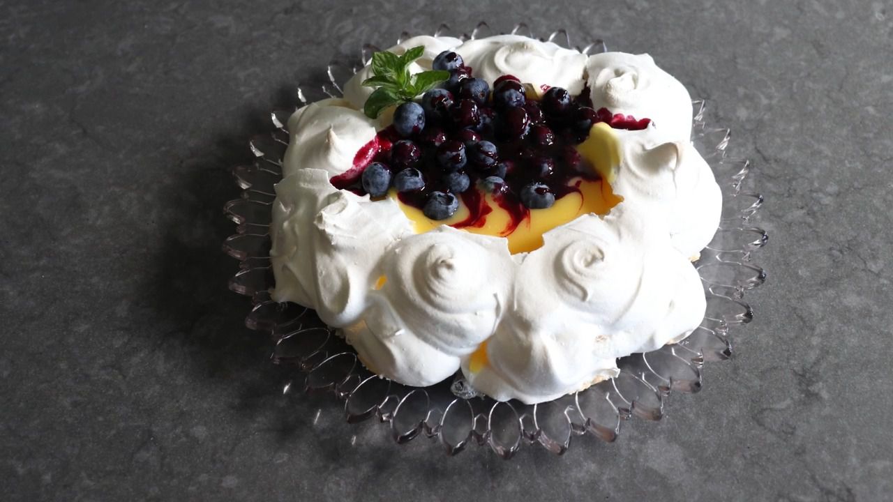 LEMON BLUEBERROBER PAVLOVA