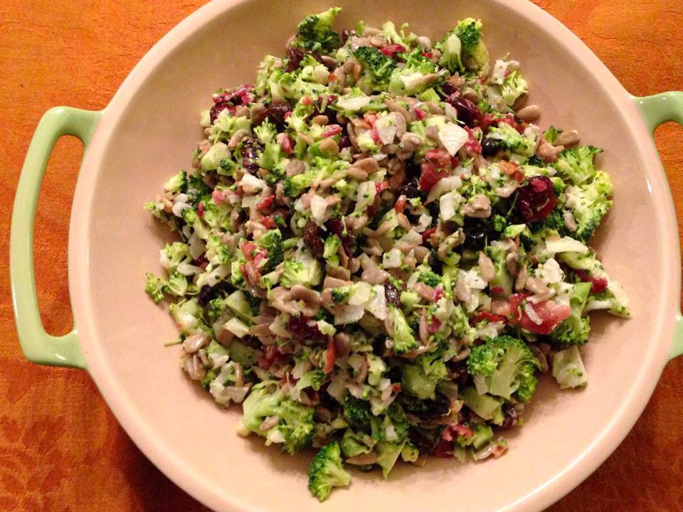 Salad Bacon Broccoli với nho khô và hạt hướng dương