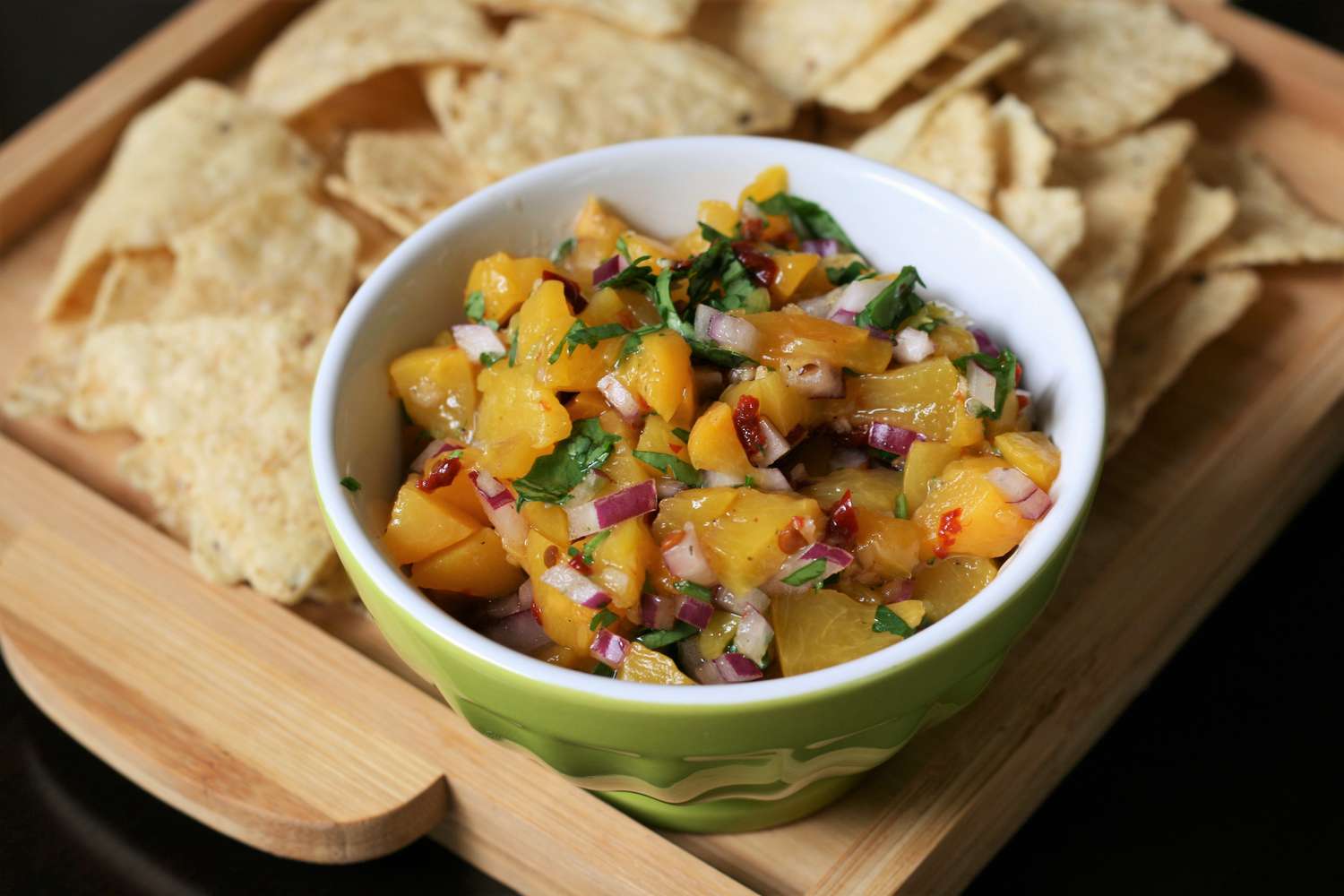 Chipotle Peach Salsa với rau mùi