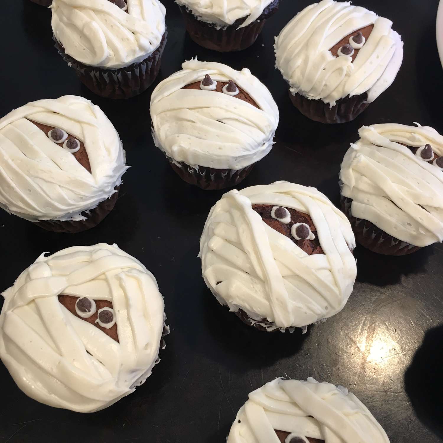 Cupcakes xác ướp Halloween dễ dàng