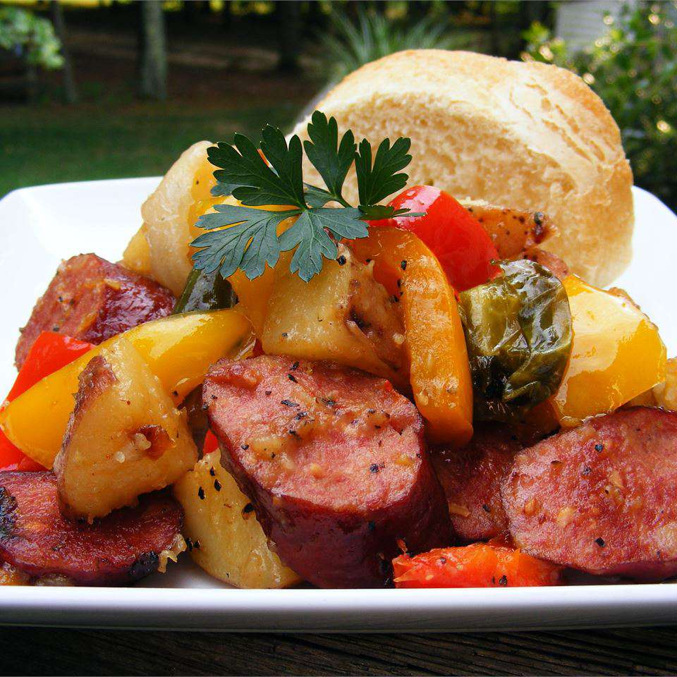 Kielbasa với ớt và khoai tây