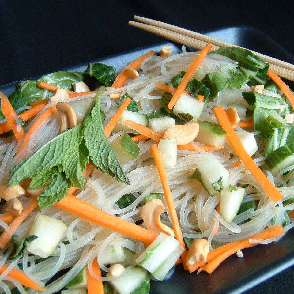 Salad mì gạo Việt Nam