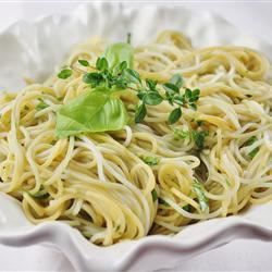 Fettuccine với bơ thảo mộc tỏi