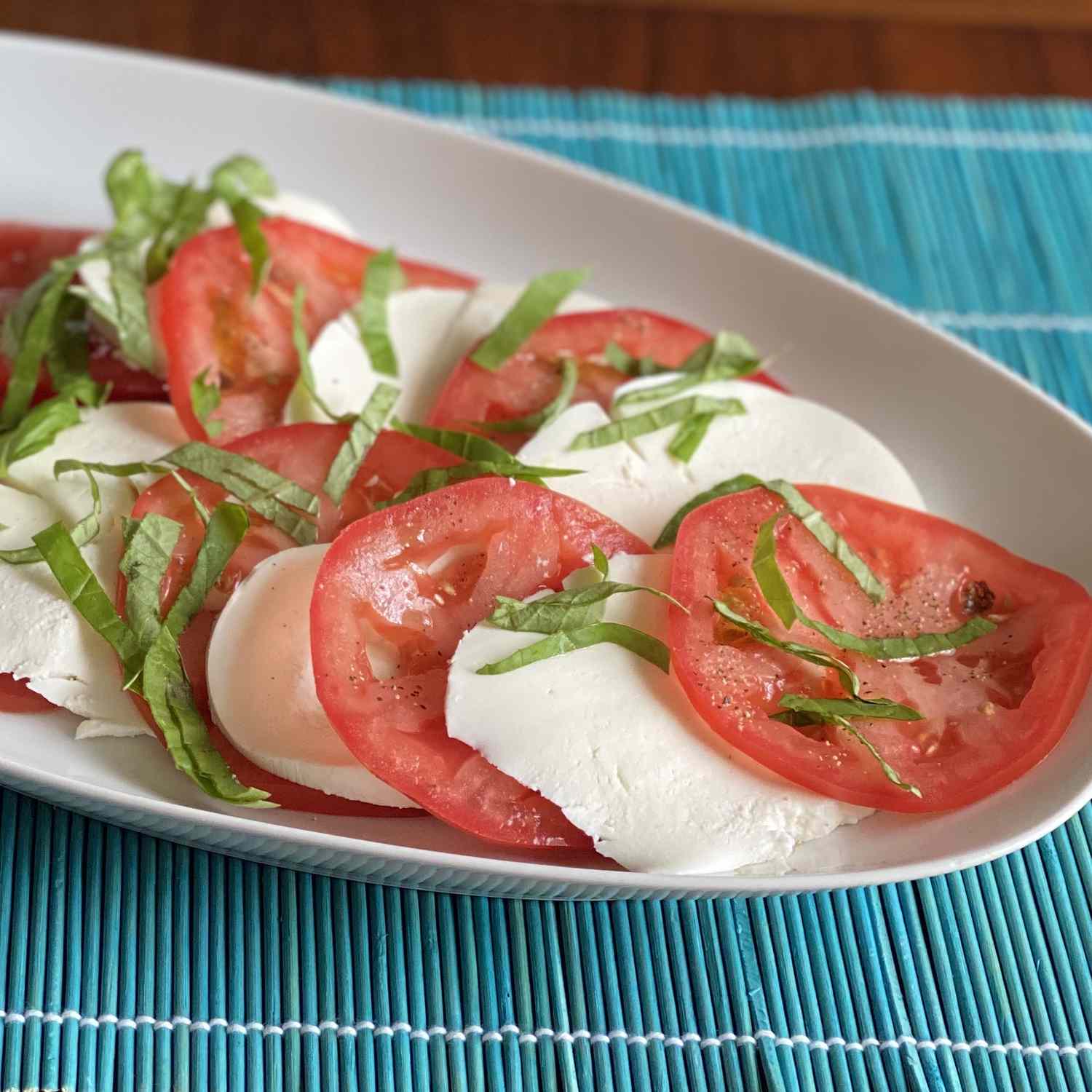 Owens mozzarella và salad cà chua