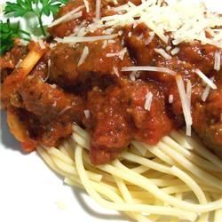 Spaghetti với cà chua và xúc xích