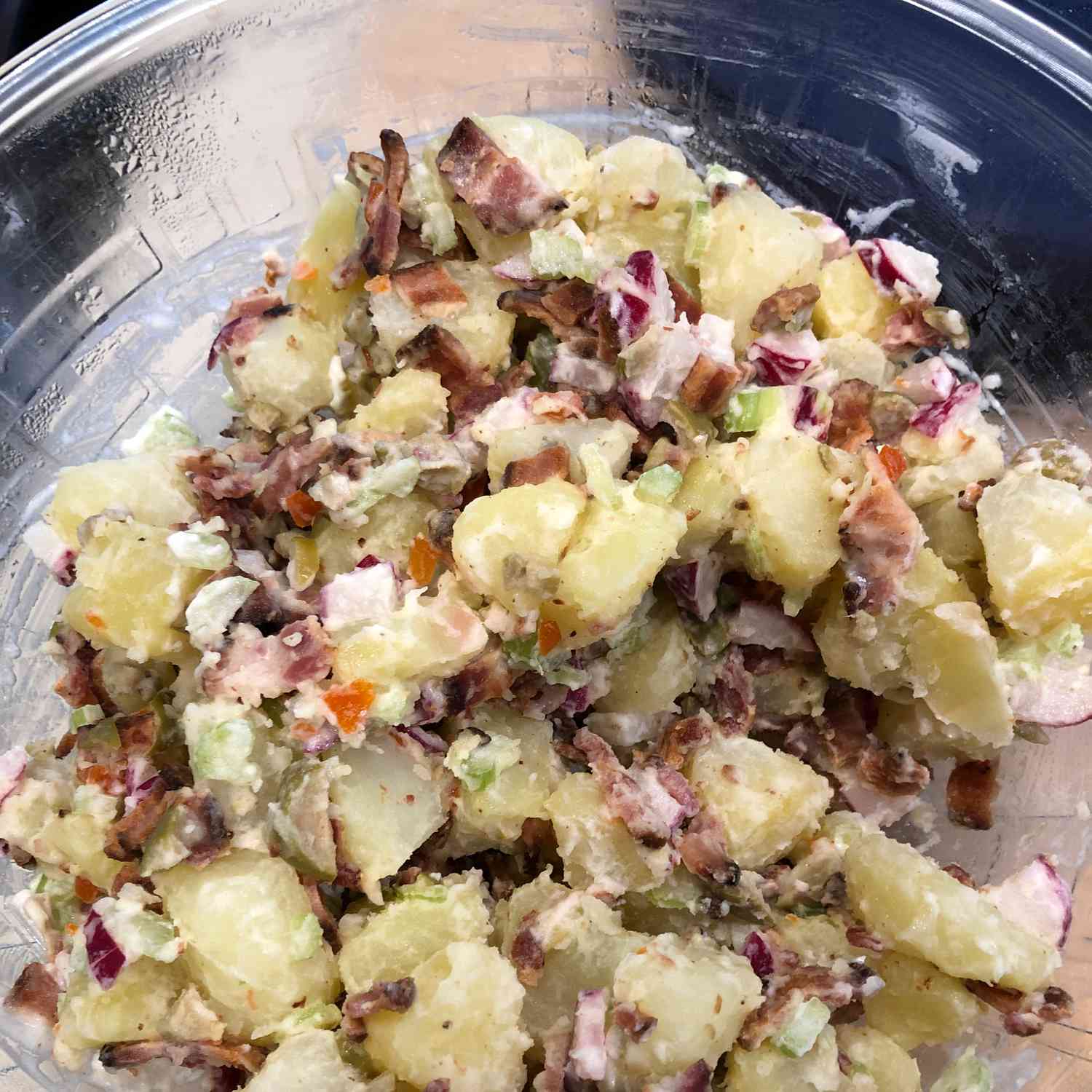 Salad khoai tây với thịt xông khói, ô liu và củ cải