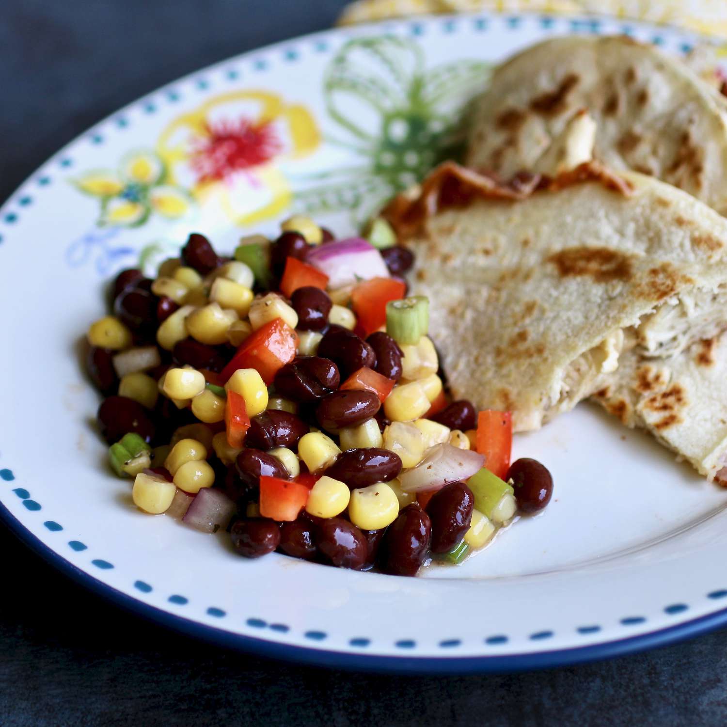 Đậu đen và salad ngô tôi