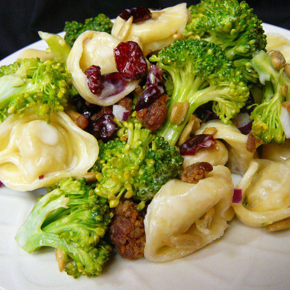 Salad bông cải xanh và tortellini