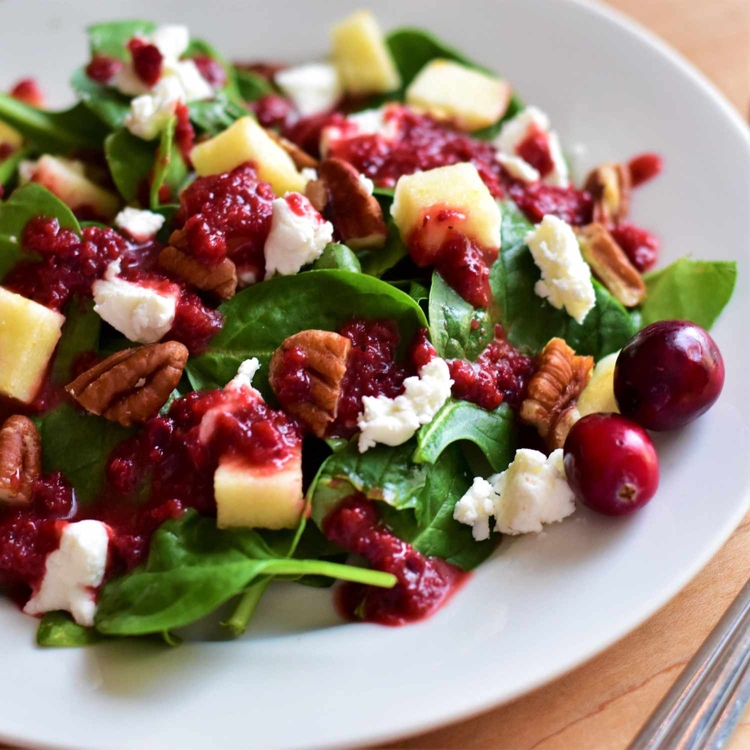 Salad mùa thu với vinaigrette cranberry