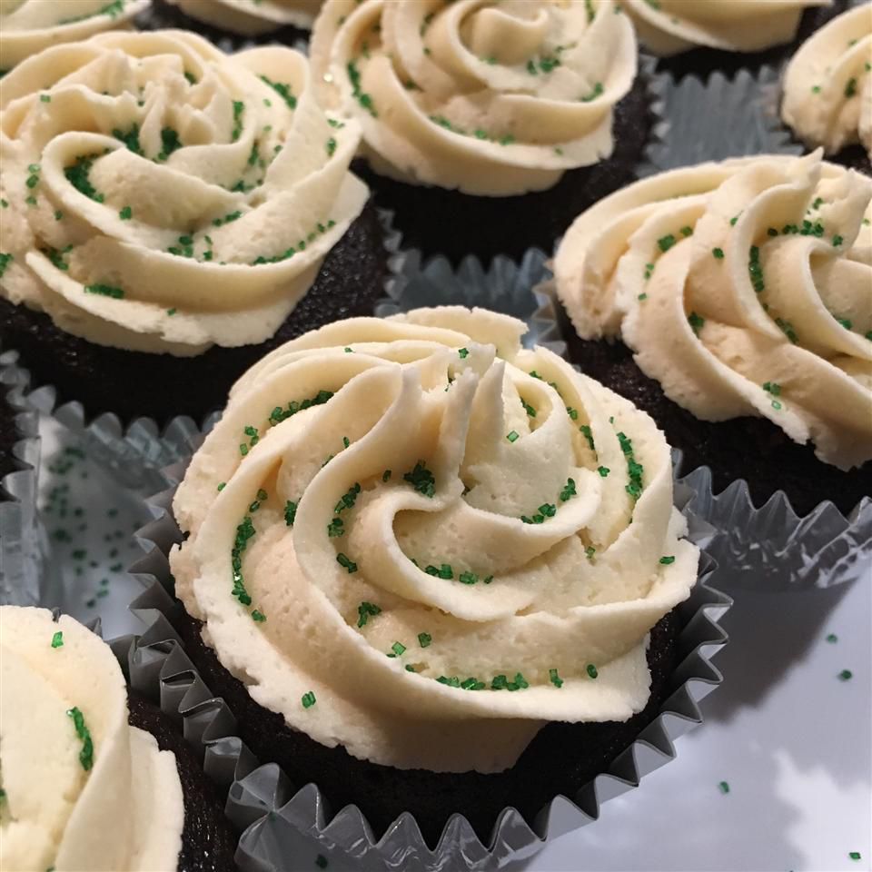 Bánh cupcake bia sô cô la với nước whisky và kem irish