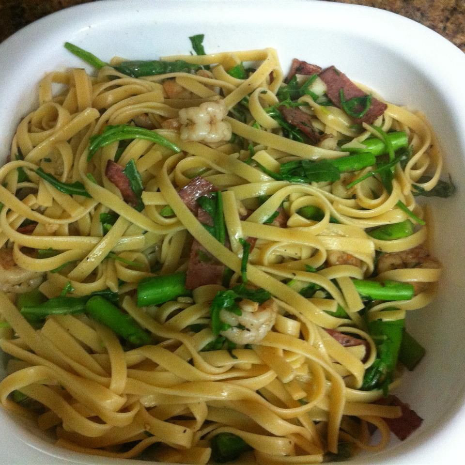 Linguine với măng tây, thịt xông khói và arugula