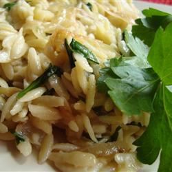 Hành tây caramen và phô mai xanh Orzo