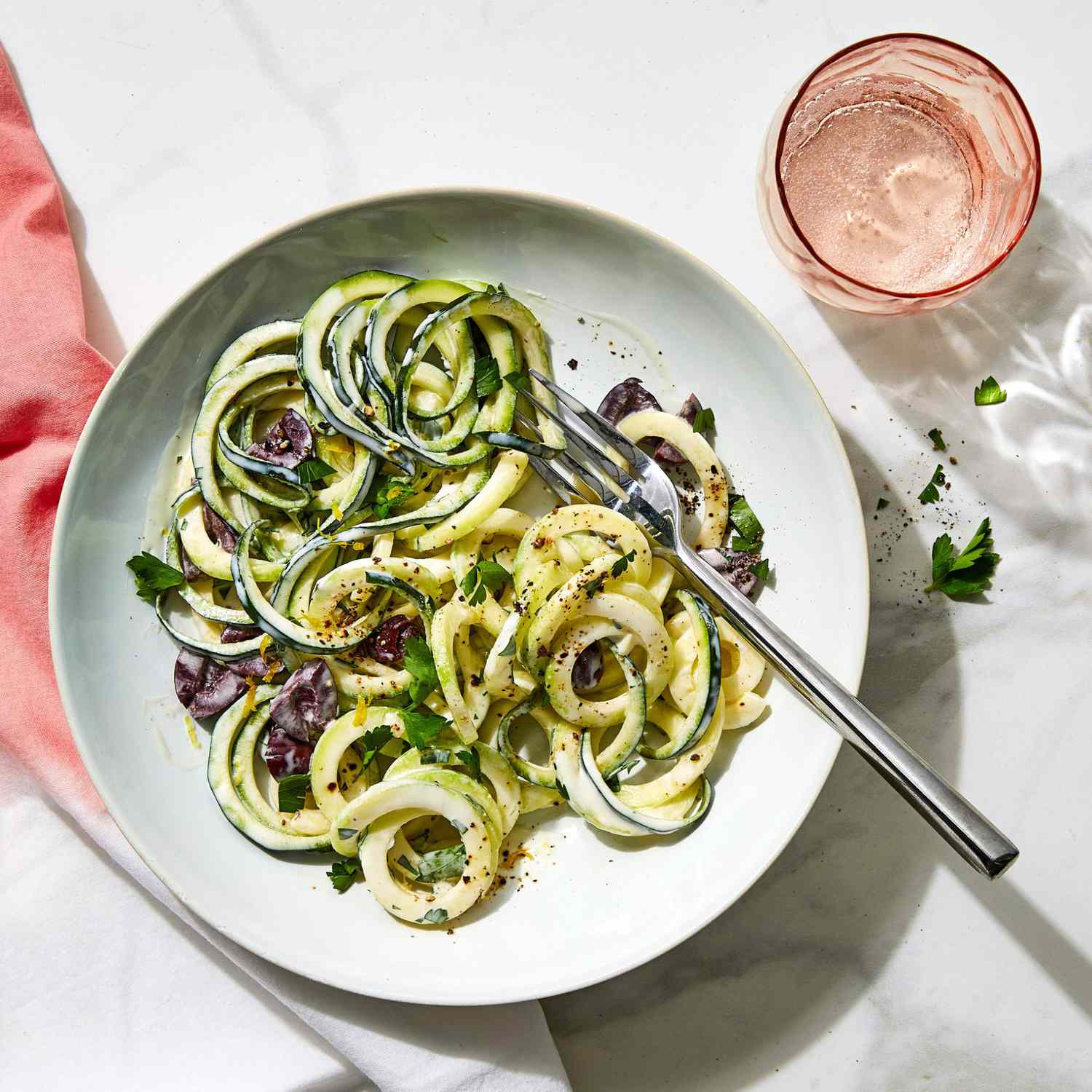 Salad mì zucchini với nước sốt bơ sữa