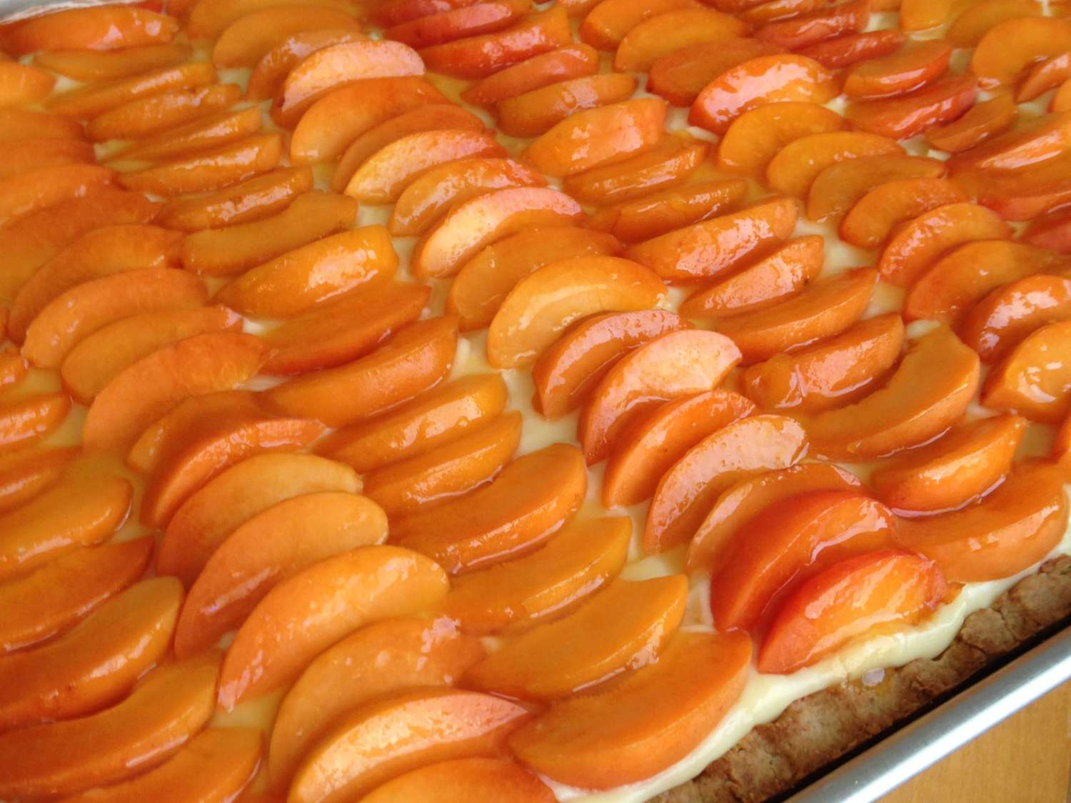 Tieton apricot tart với sữa trứng húng quế