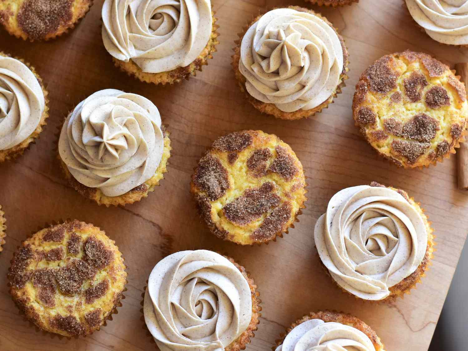 Snickerdoodle cupcakes với frosting bơ quế