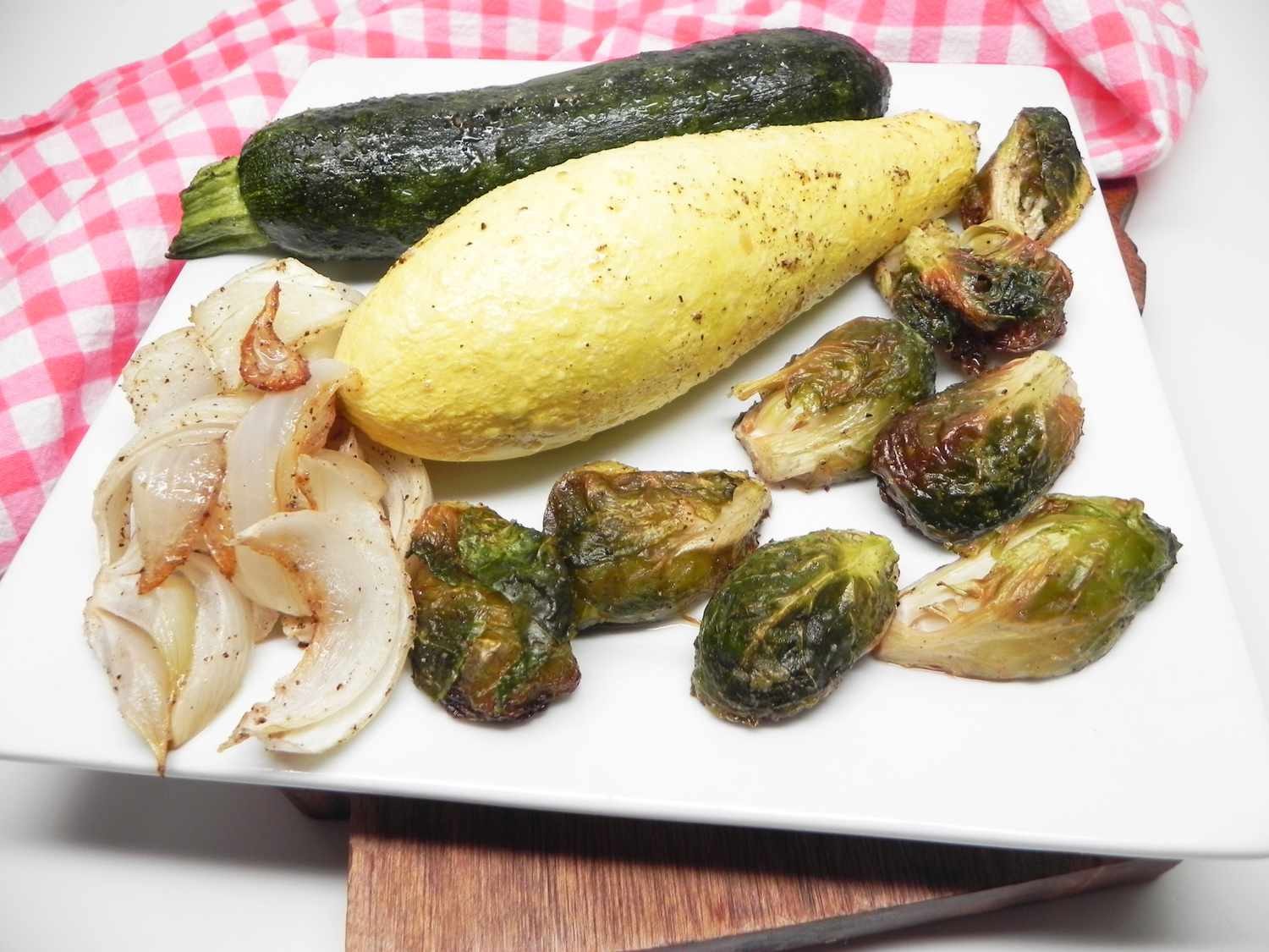 Squash mùa hè rang, zucchini và mầm Brussels