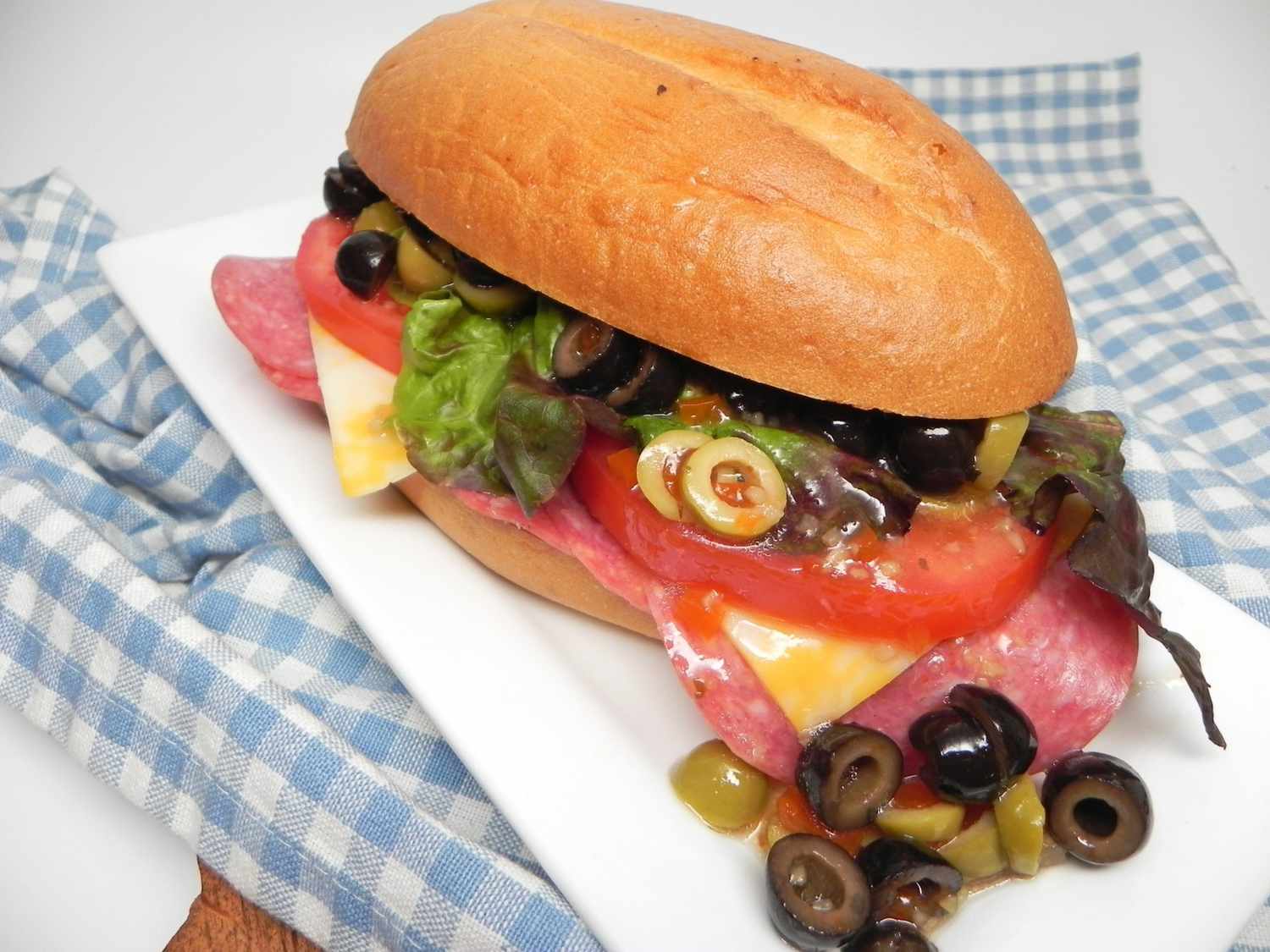 Sandwich salami đơn giản
