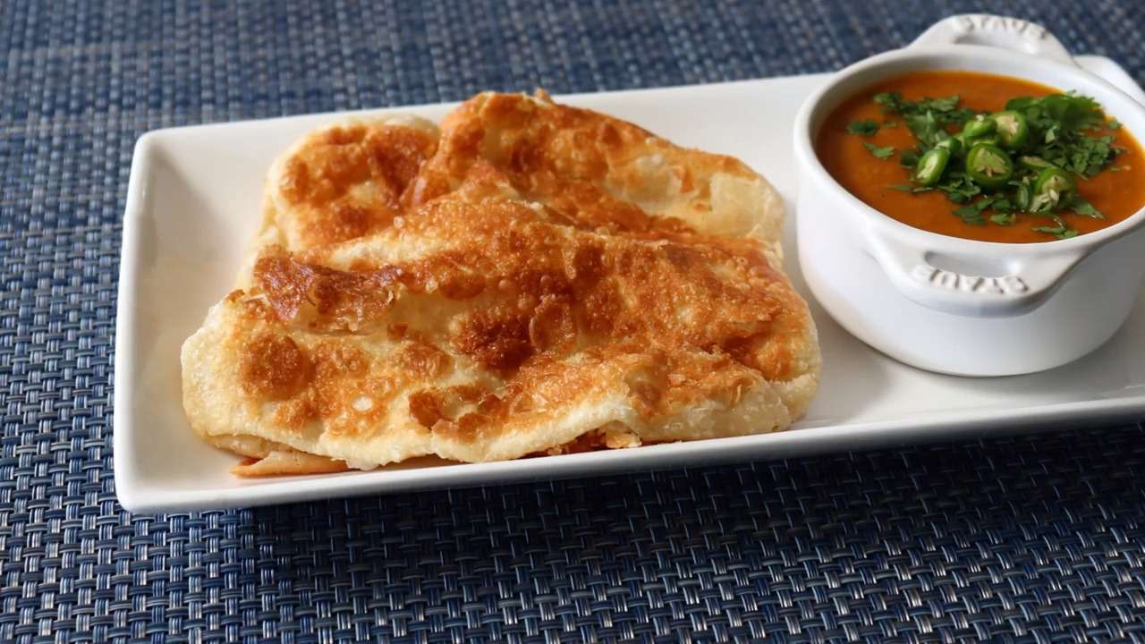 Malaysia Flatbread (roti canai) với nhúng đậu lăng bị xáo trộn