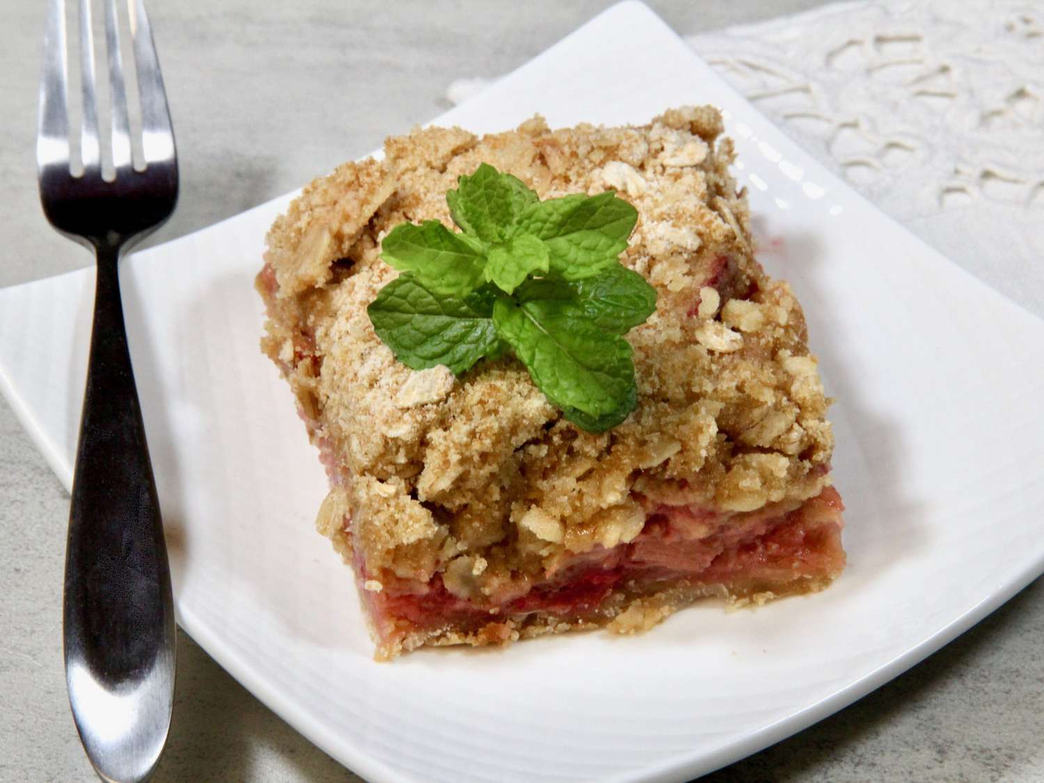 Strawberry-rhubarb sắc nét với lớp vỏ bánh