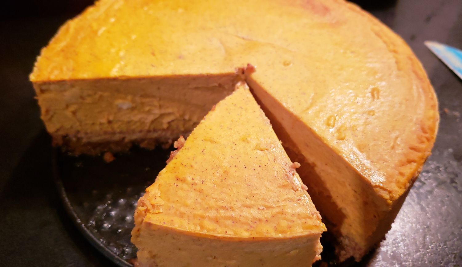 Cheesecake bí ​​ngô keto với vỏ quả cầu hạnh nhân