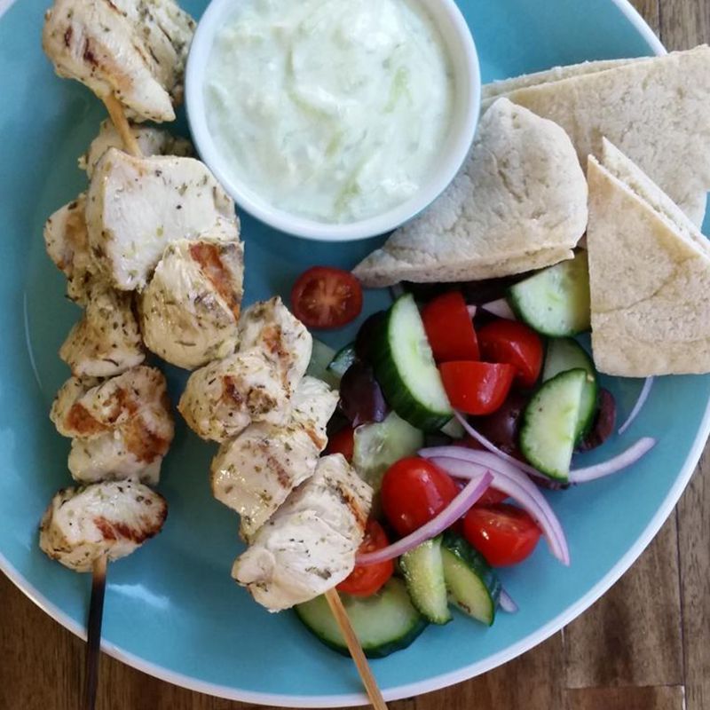 Gà souvlaki với nước sốt tzatziki