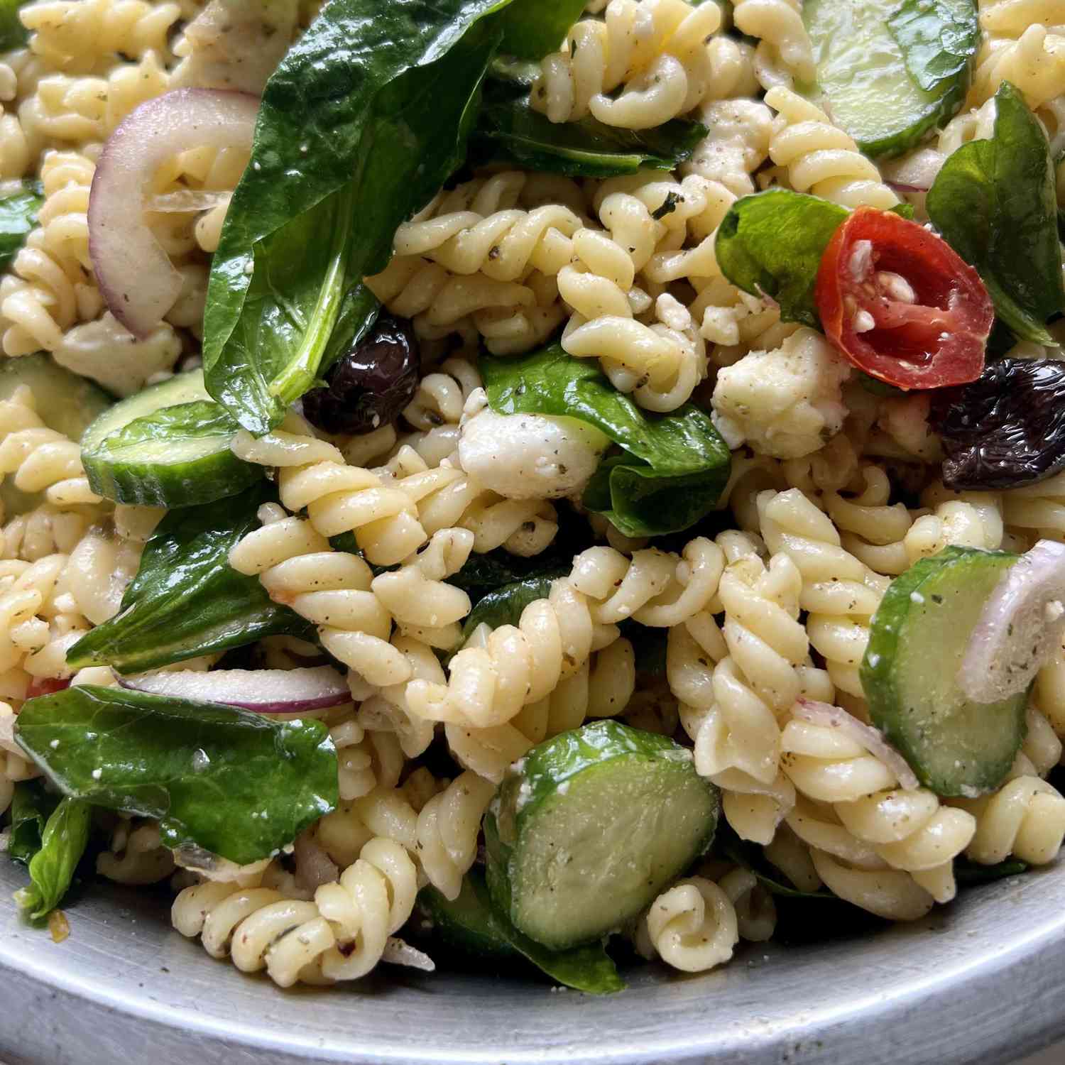 Salad mì ống Gemelli lấy cảm hứng từ Hy Lạp