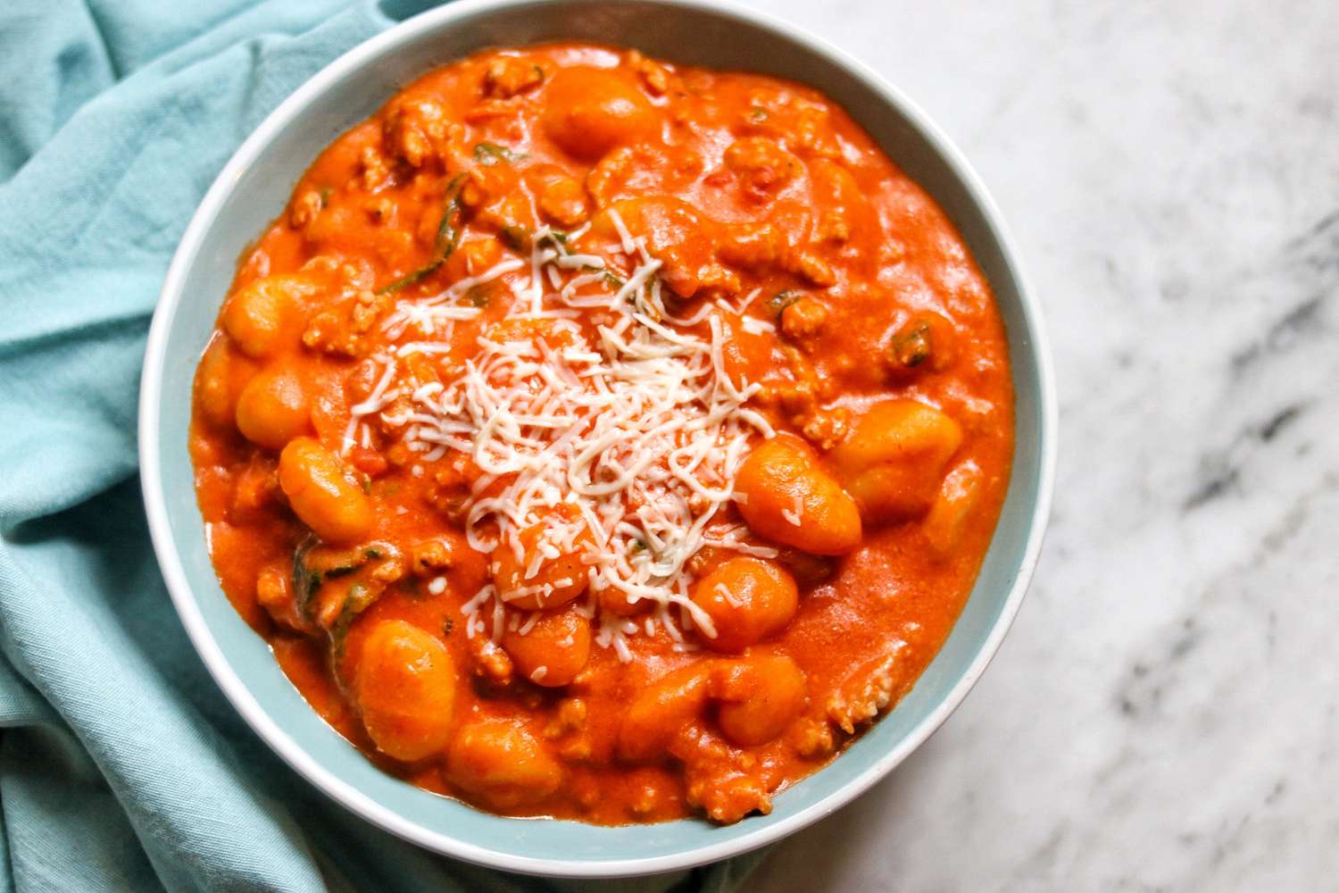 Gnocchi với xúc xích trong nước sốt vodka