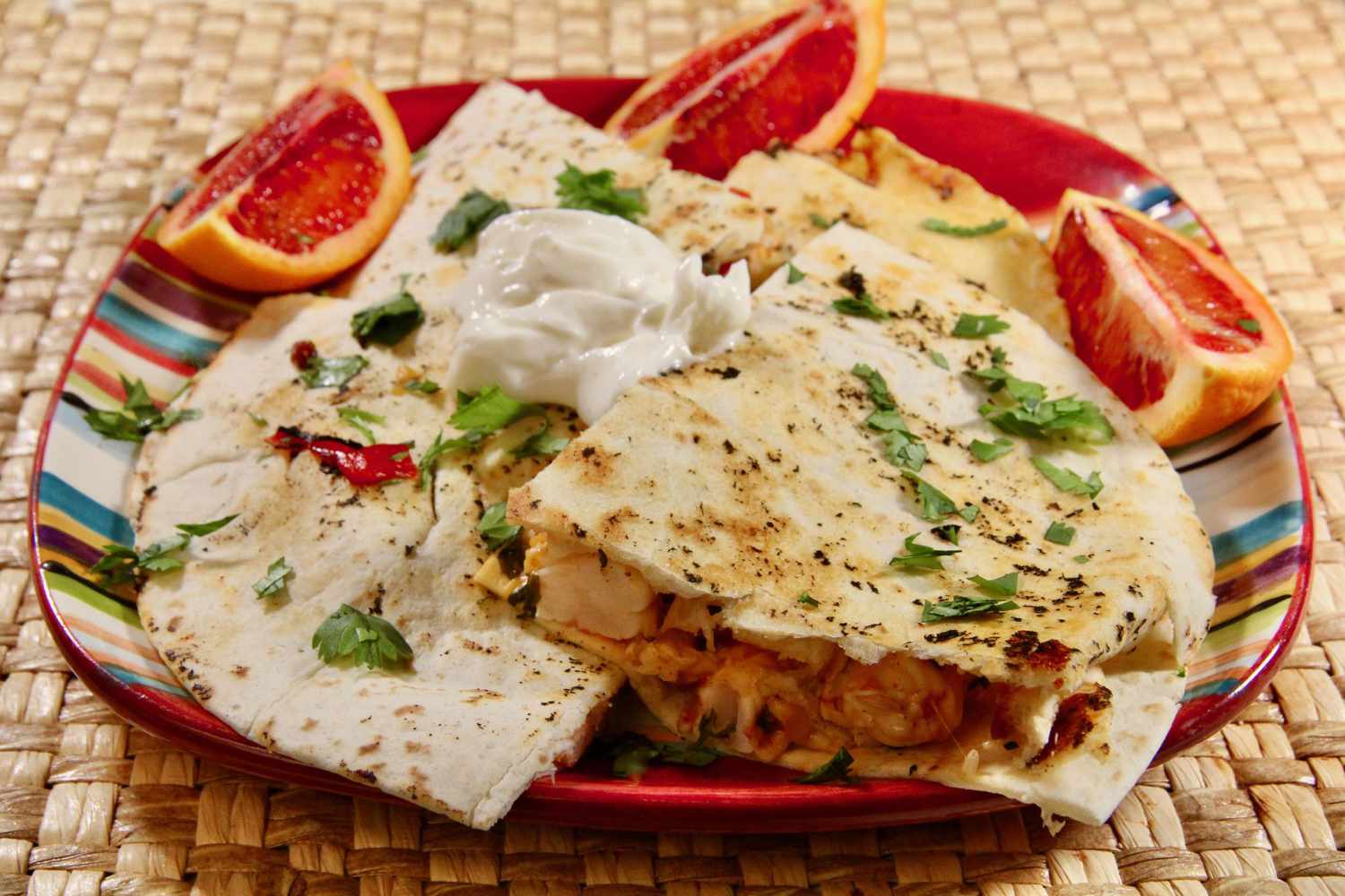 Tôm quesadillas với rau mùi và vôi