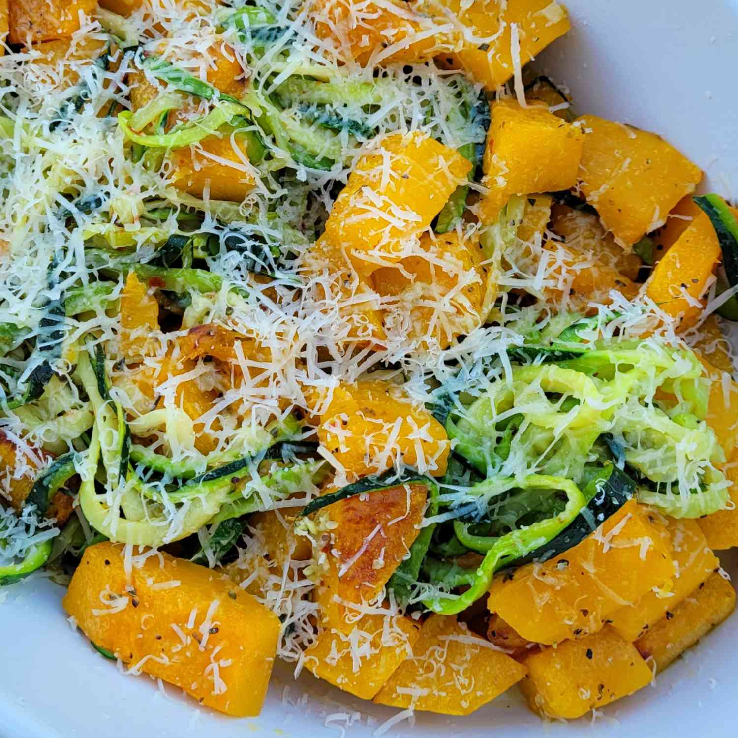 Mì zucchini và bí butternut trong nước sốt tỏi