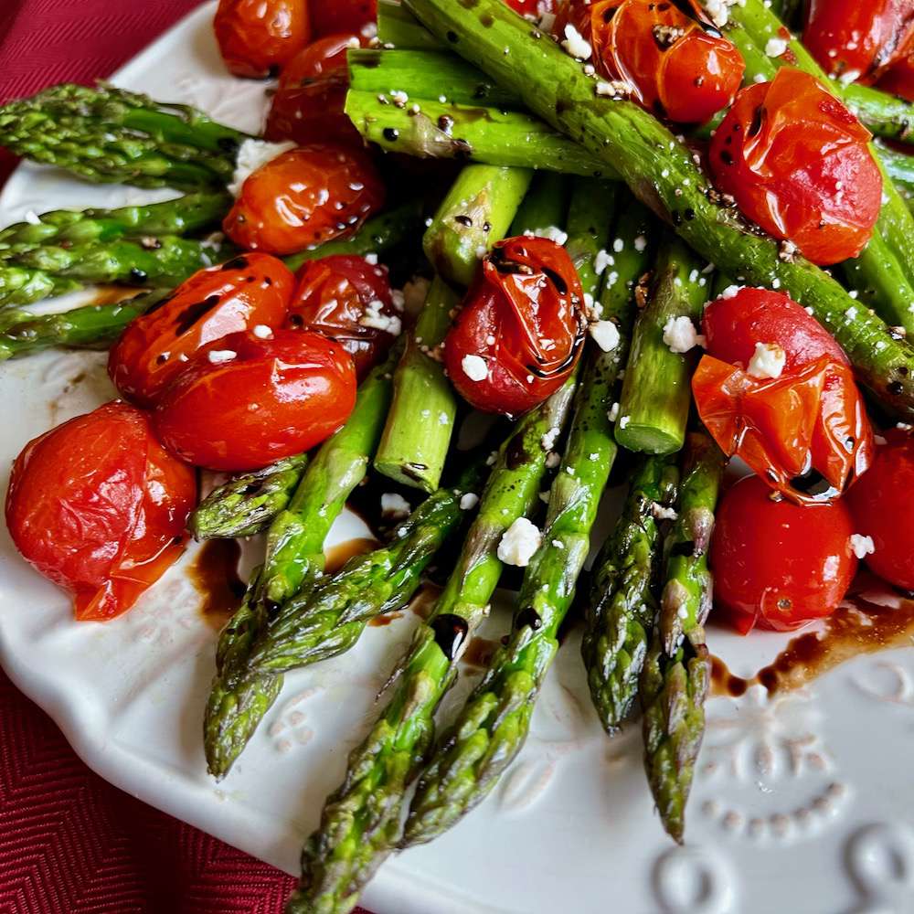 Air Fowder Asparagus và cà chua với mưa phùn balsamic