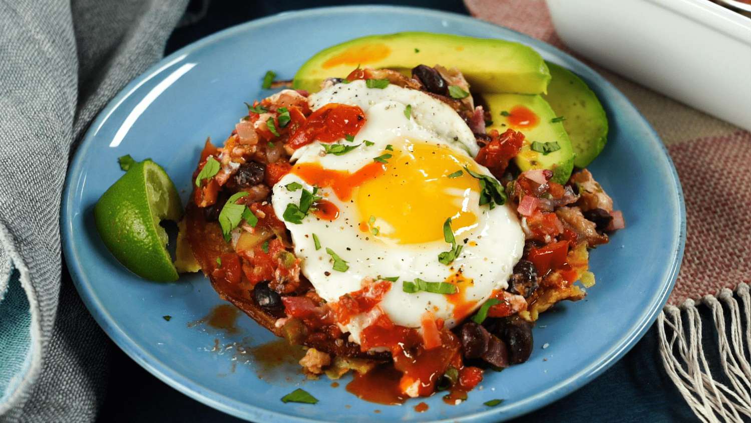 Huevos Rancheros Brunch Brunch Casserole với giăm bông và phô mai