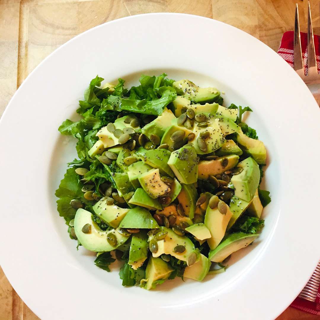 Salad arugula-avocado với hạt bí ngô