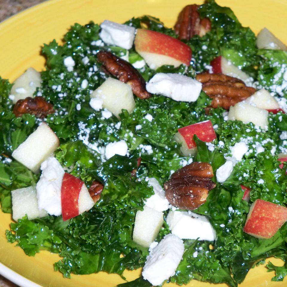 Salad cải xoăn thô với feta, táo và hồ đào