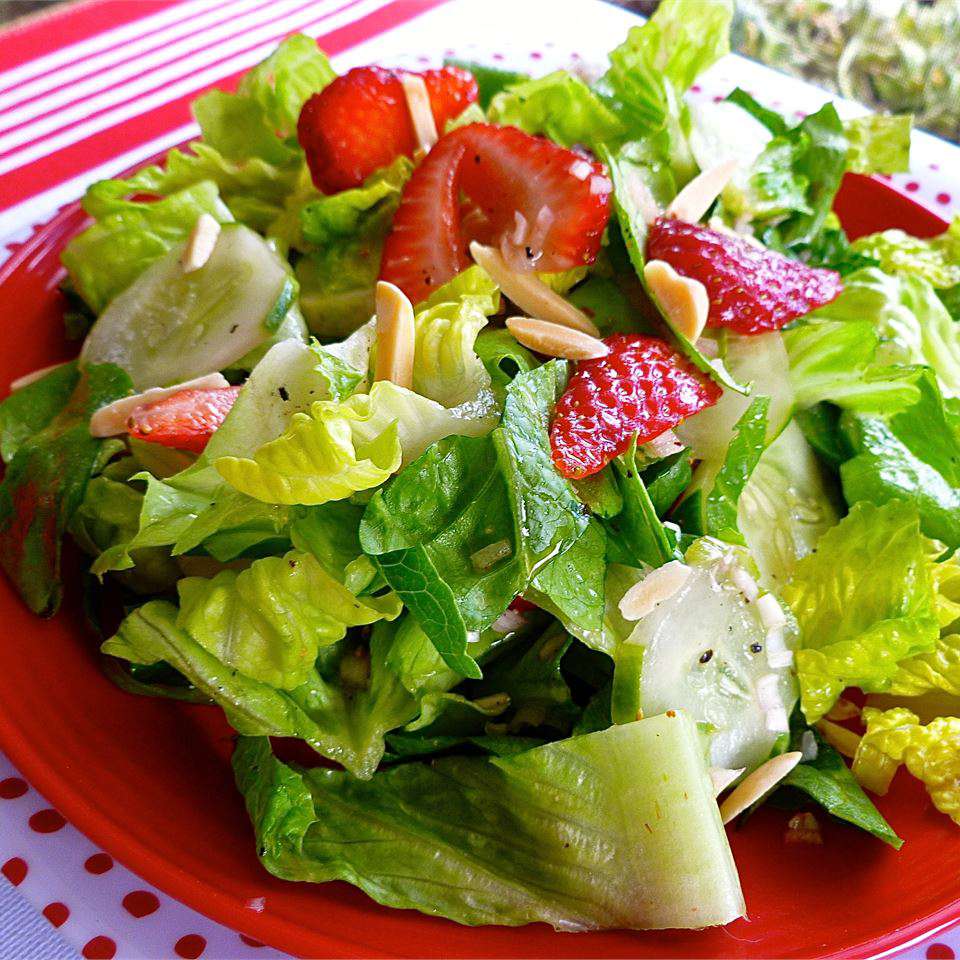 Salad mùa hè dâu tây dễ dàng và nhanh chóng