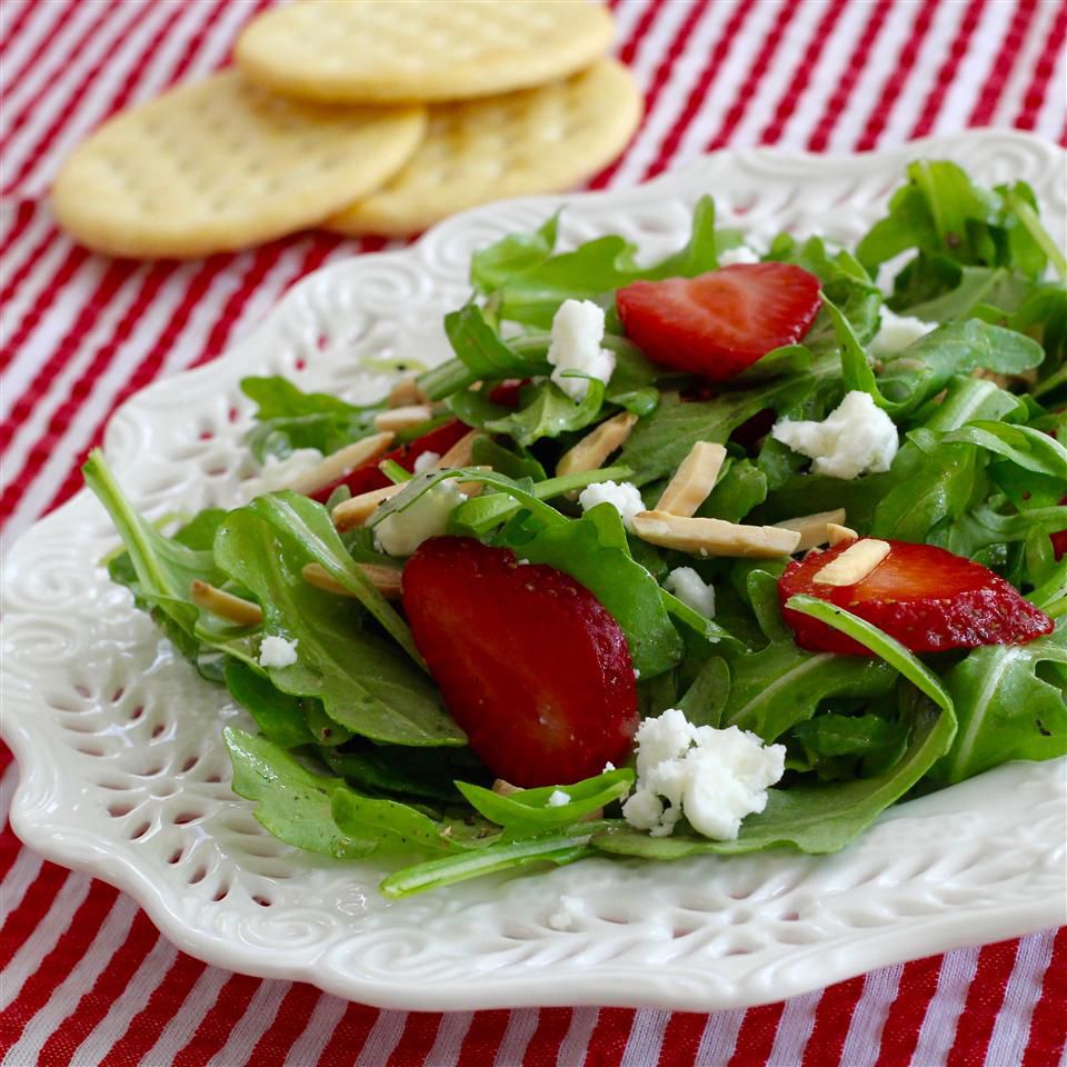 Arugula và salad dâu với phô mai feta