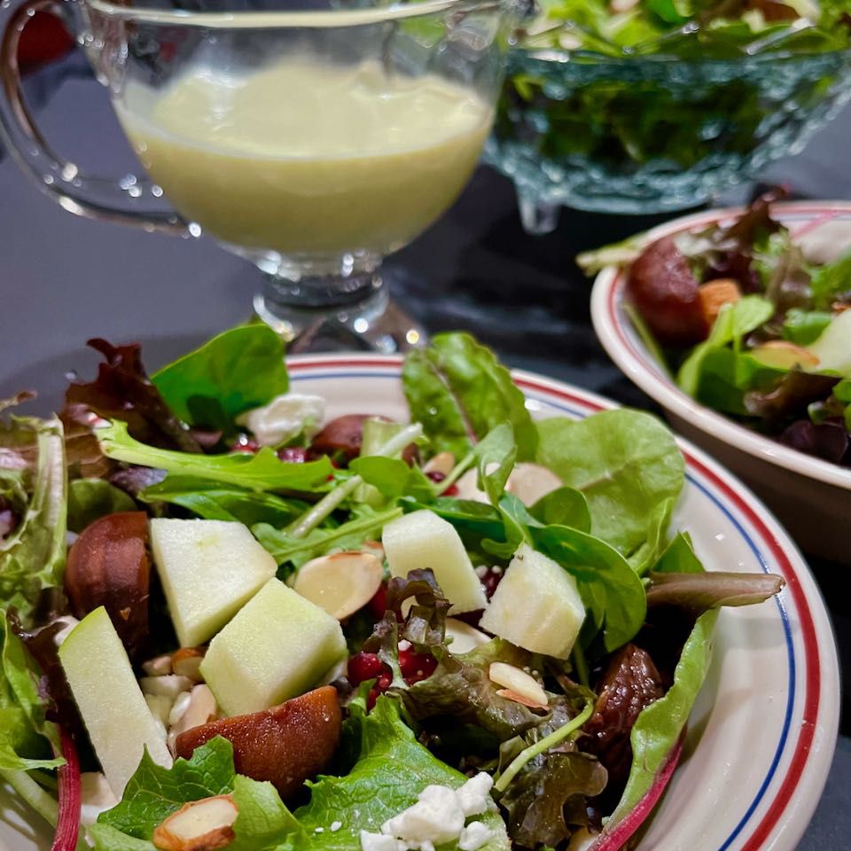 Salad tươi, táo và salad lựu