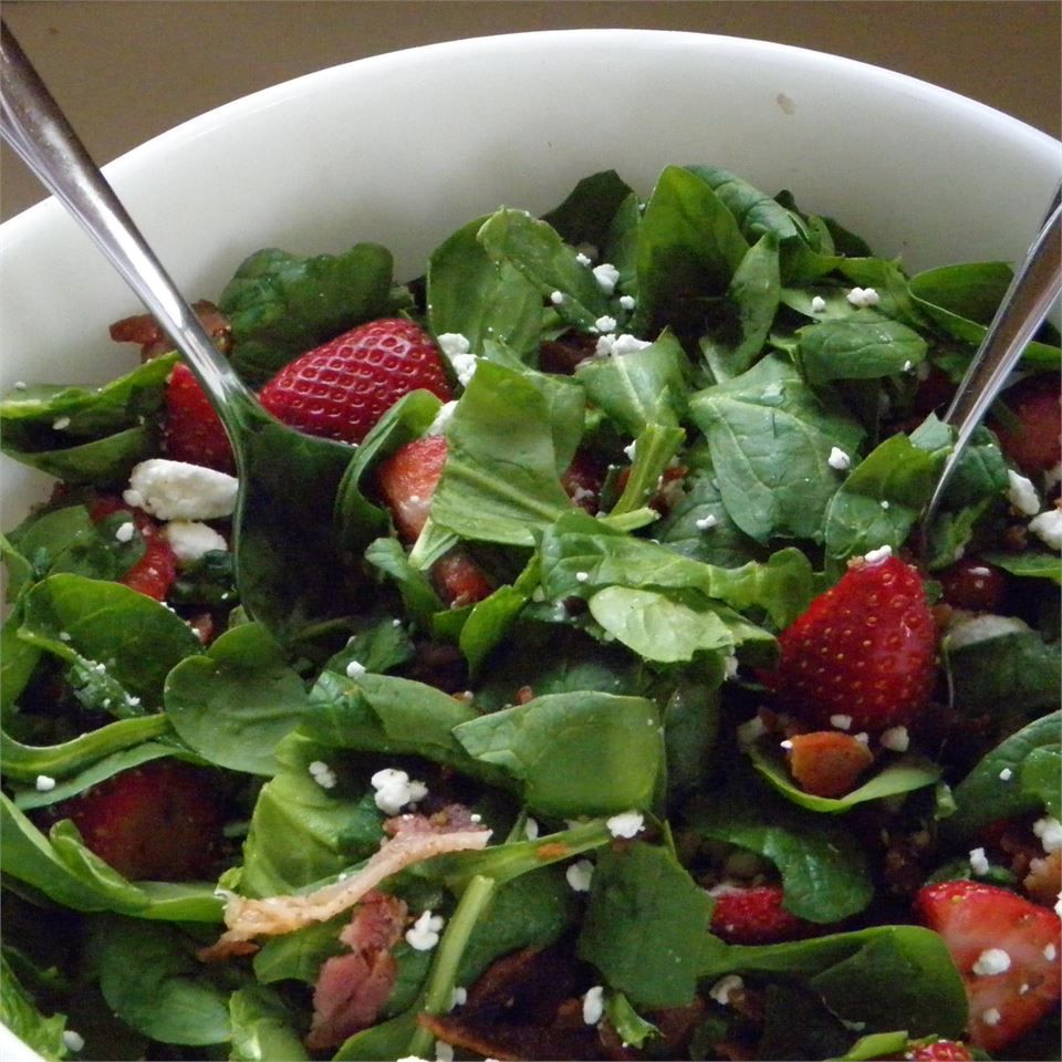 Salad rau bina dâu với feta và thịt xông khói