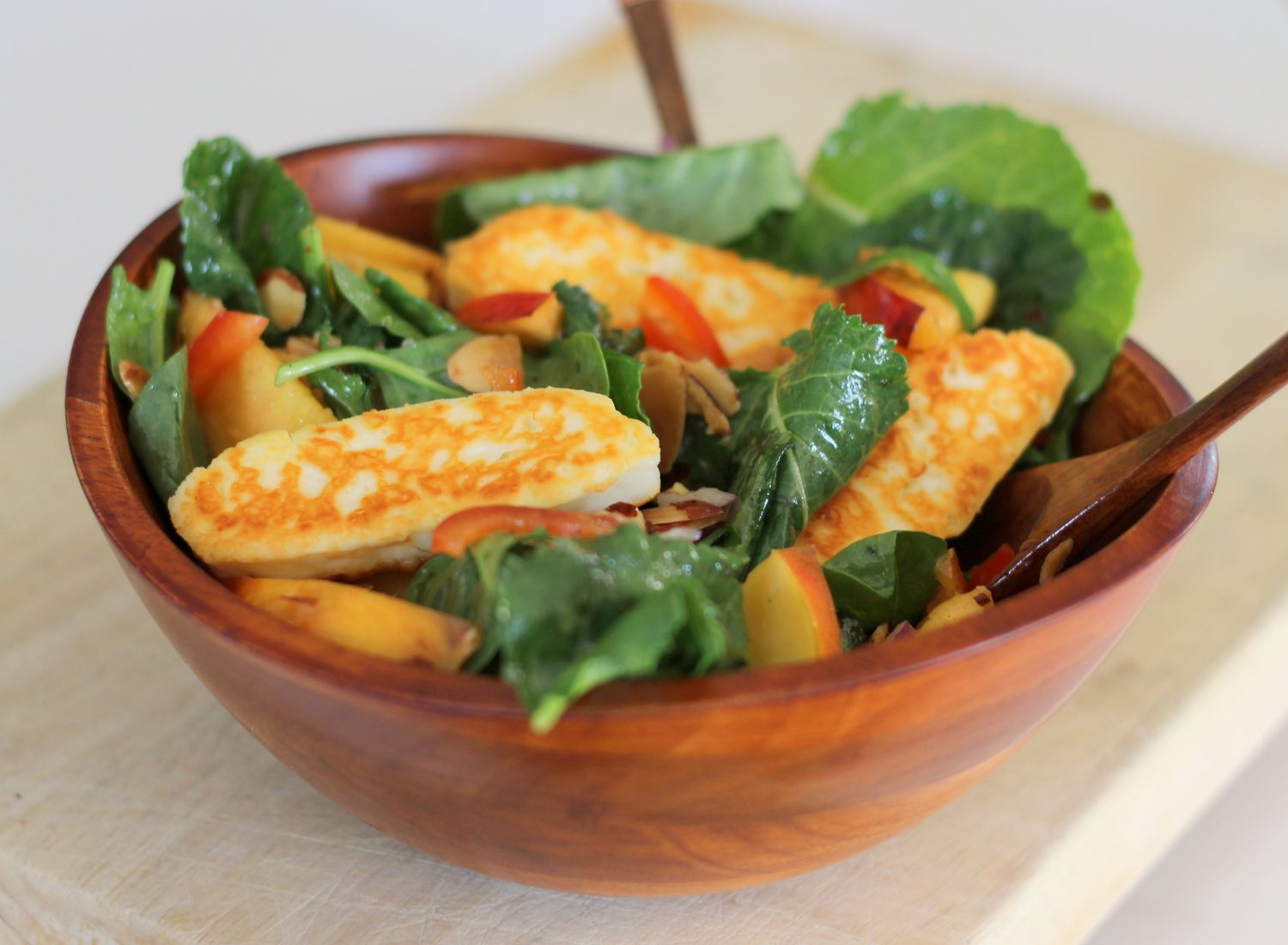 Salad rau bina, mật hoa và Halloumi