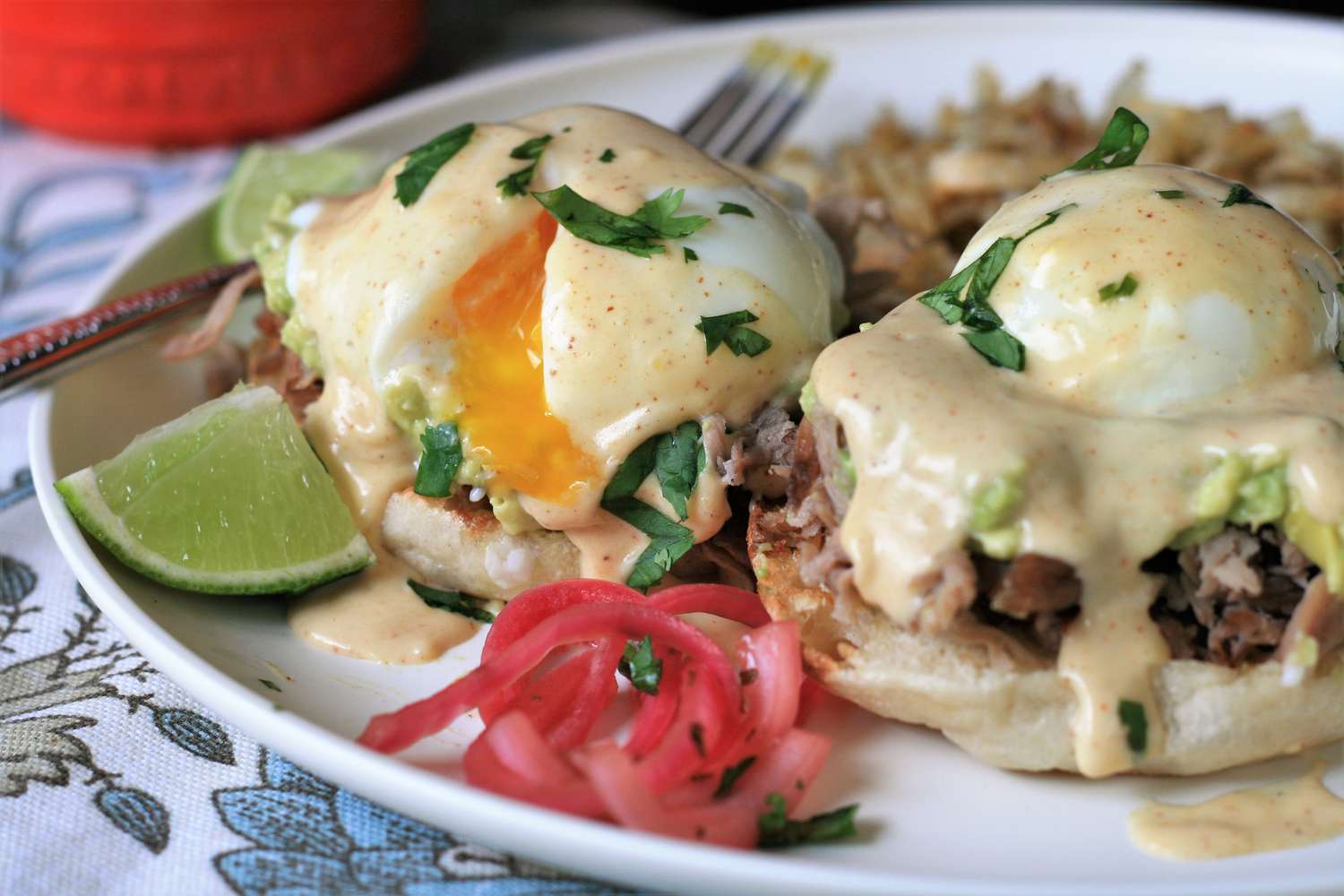 Trứng Carnitas Benedict với Chipotle Hollandaise