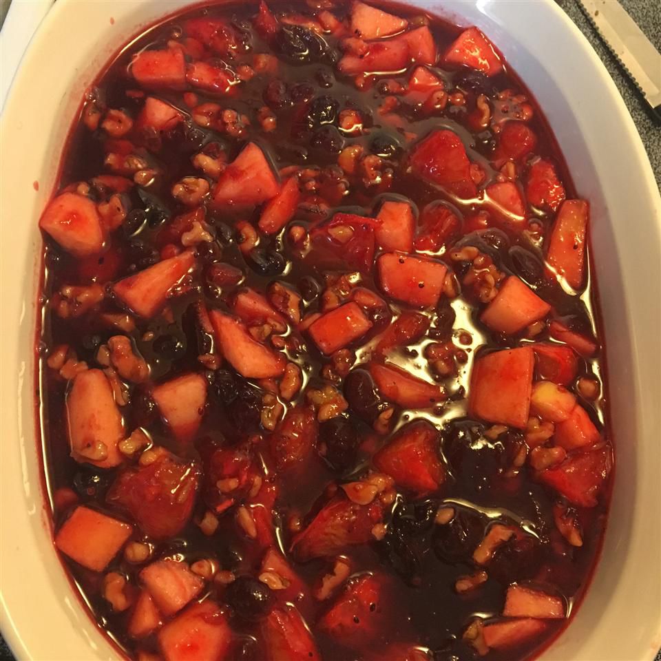 Cranberry Jell-O Salad với quả óc chó