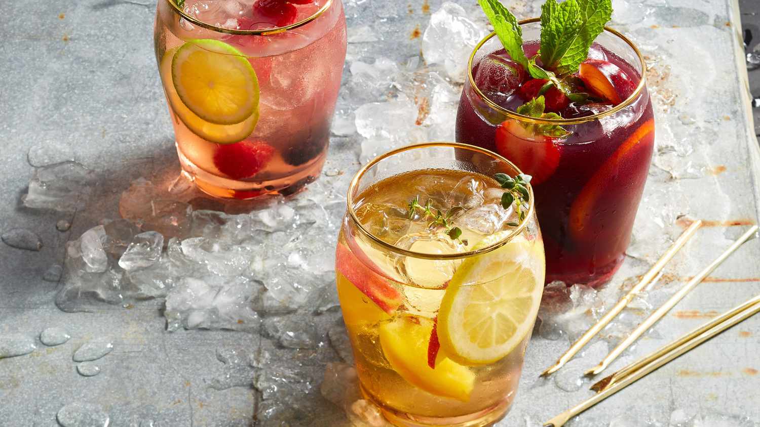 Rượu vang đỏ và sangria màu cam