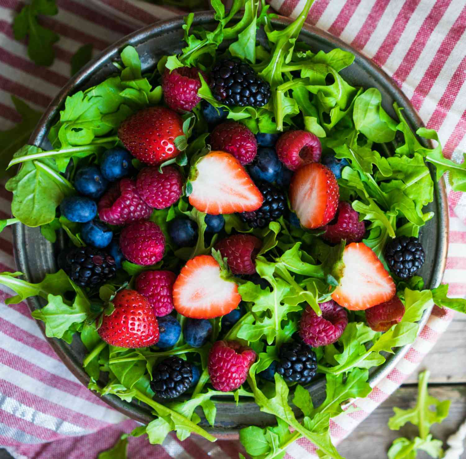 Salad Berry và Arugula với vinaigrette việtn tự làm