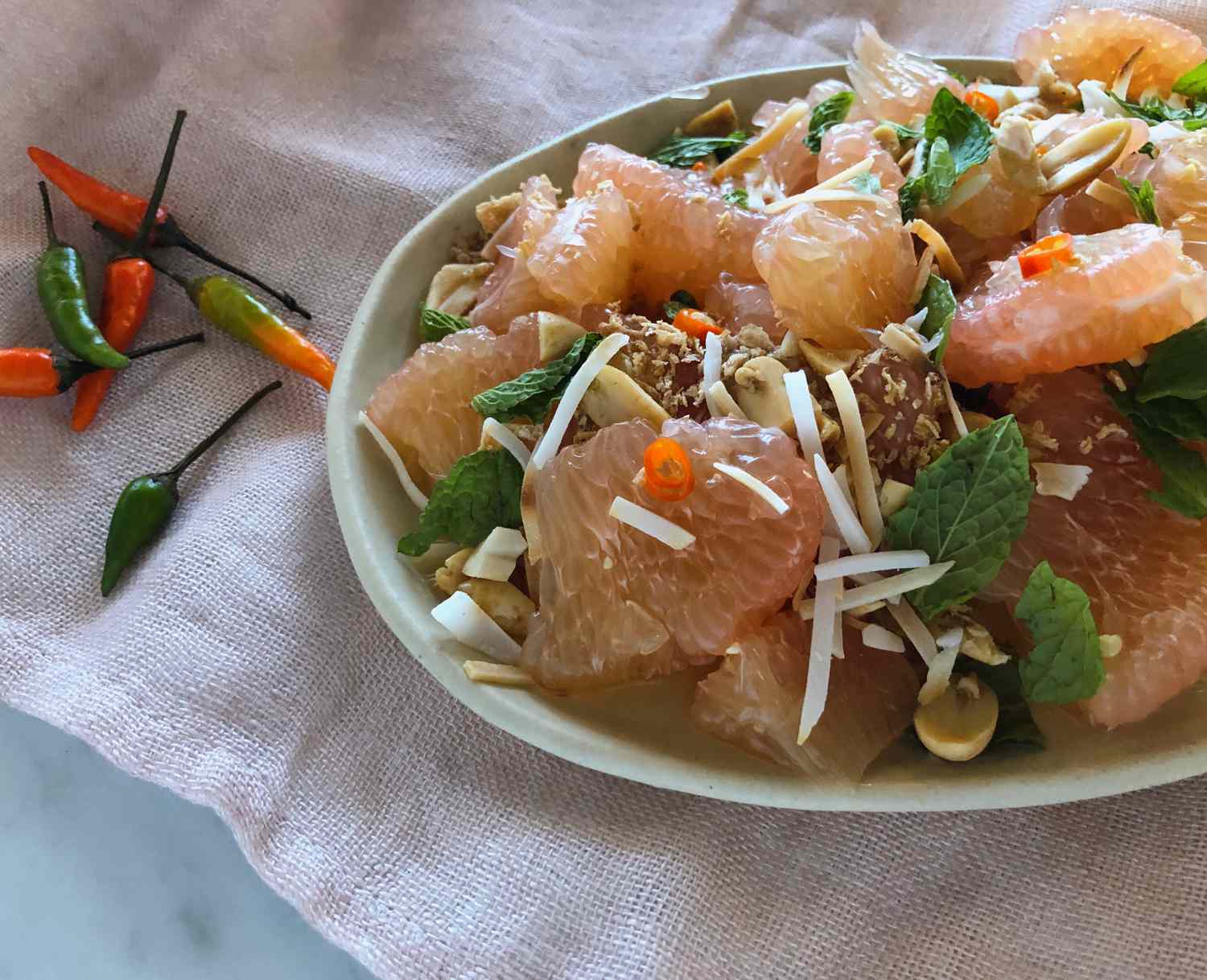 Salad pomelo với đậu phộng, bạc hà và chile