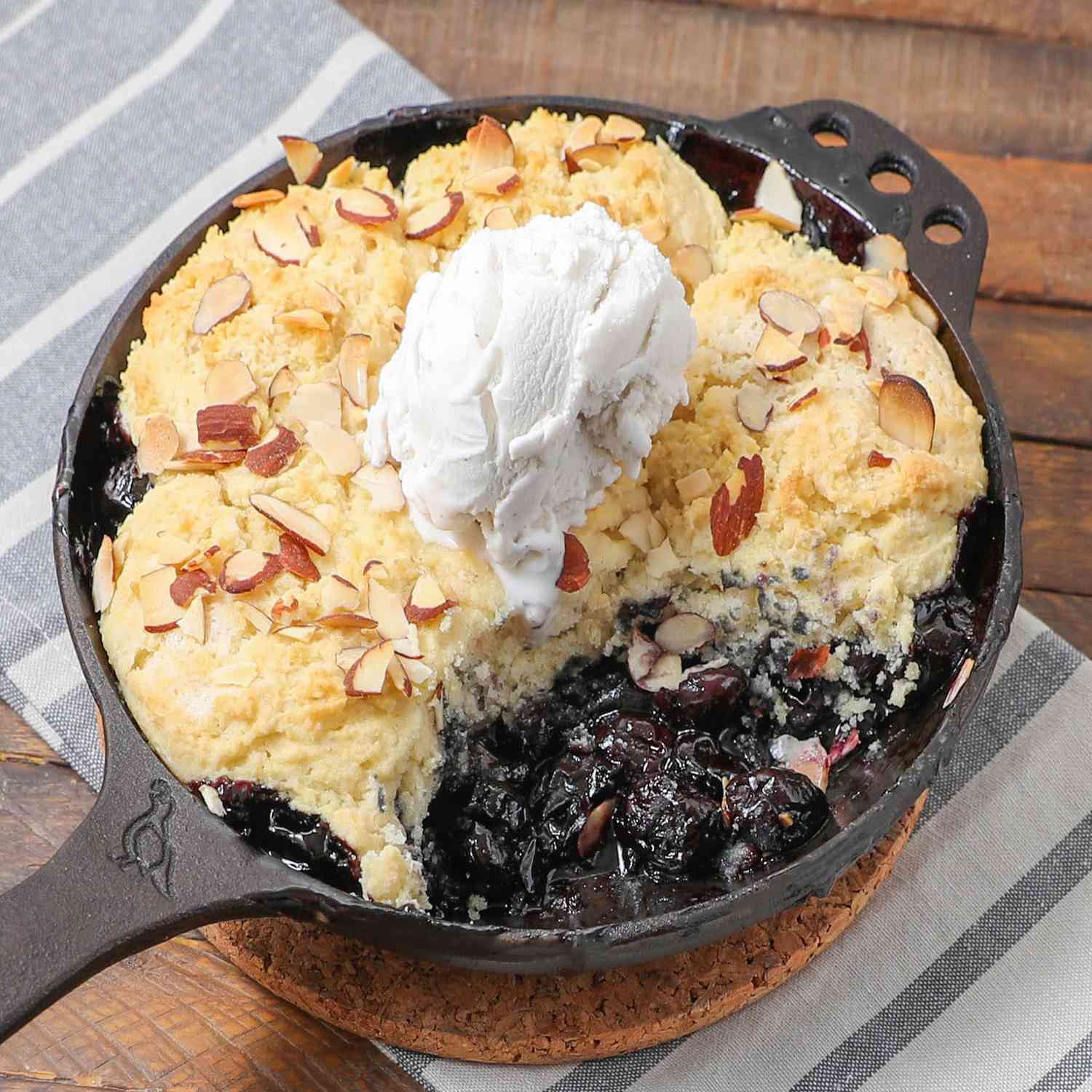 Skillet Cherry Cobbler (không có gluten)