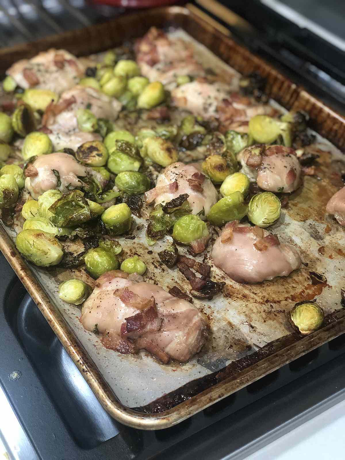 Thịt gà, táo và Brussels Sprout Tờ bữa tối