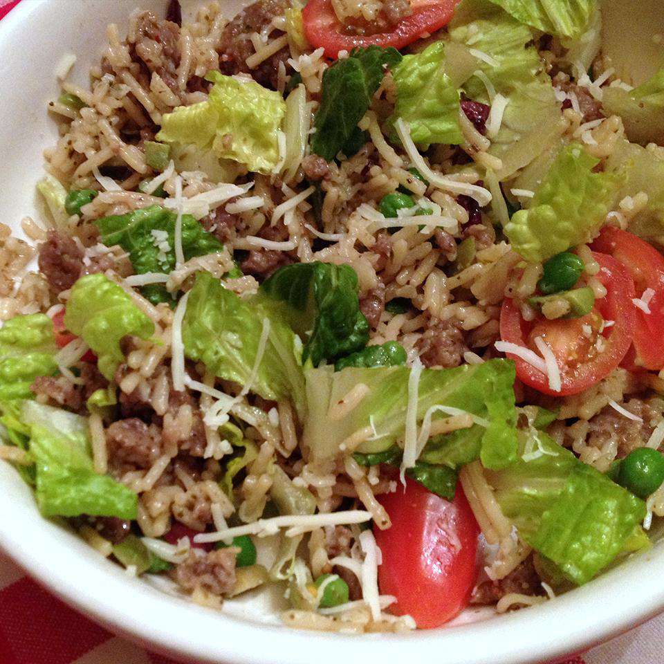 Salad gạo Ý ấm với xúc xích và romaine