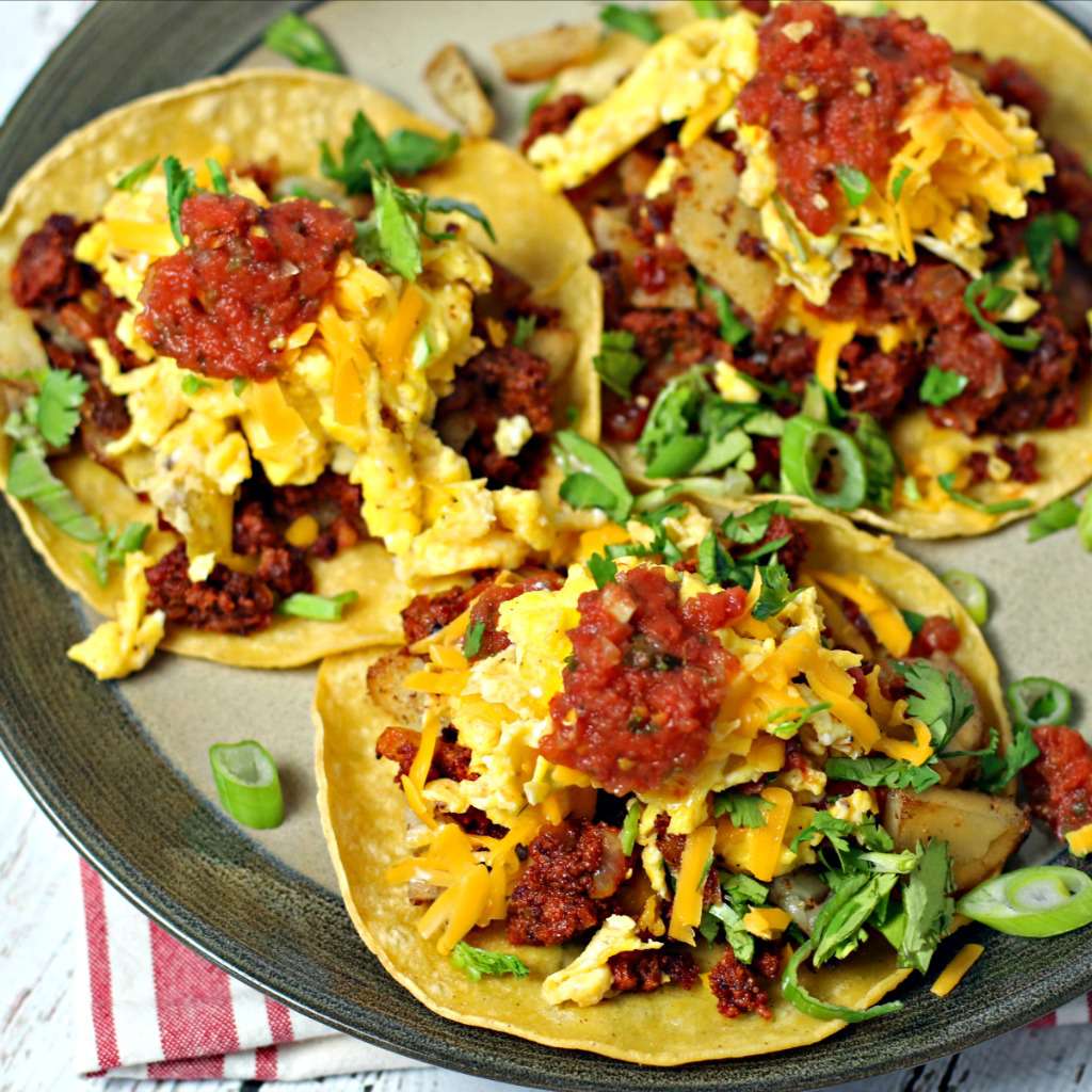 Chorizo ​​Bữa sáng tacos với băm khoai tây và trứng